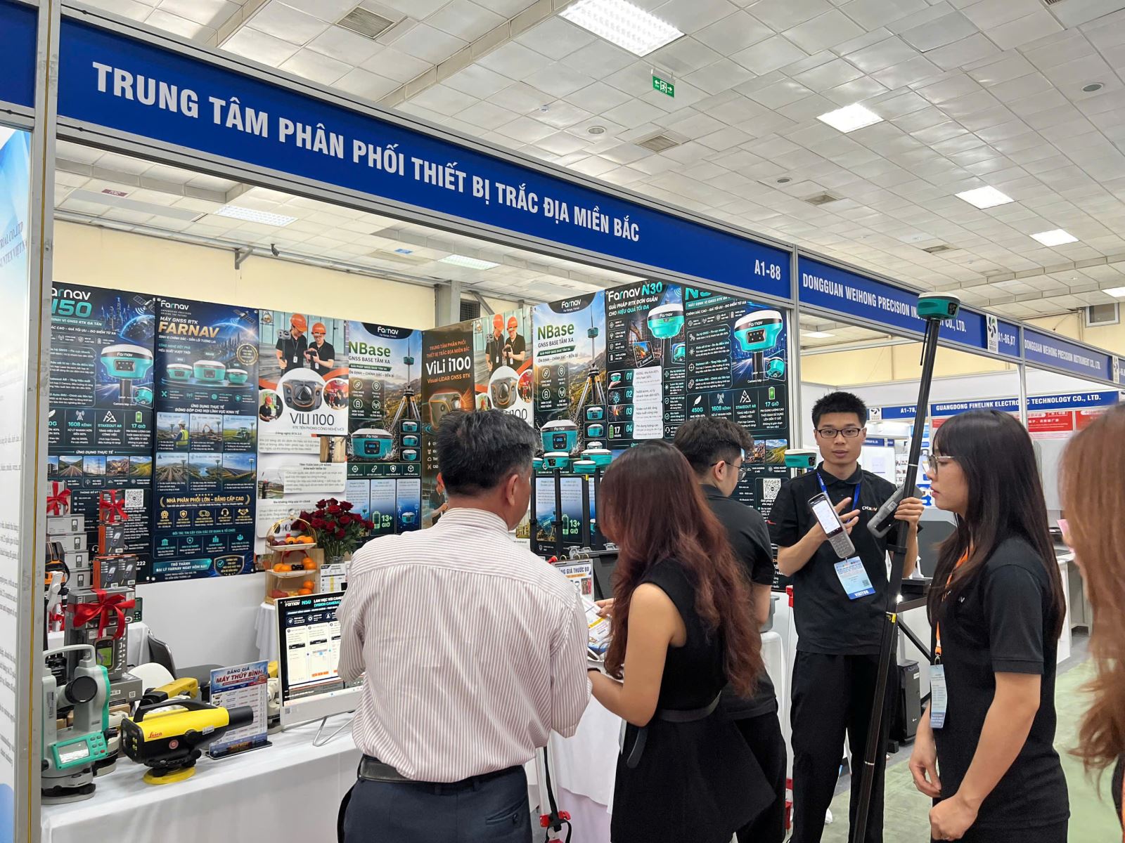 Khách hàng tham quan gian hàng A1-88 FARNAV tại triển lãm VINAMAC EXPO 2026