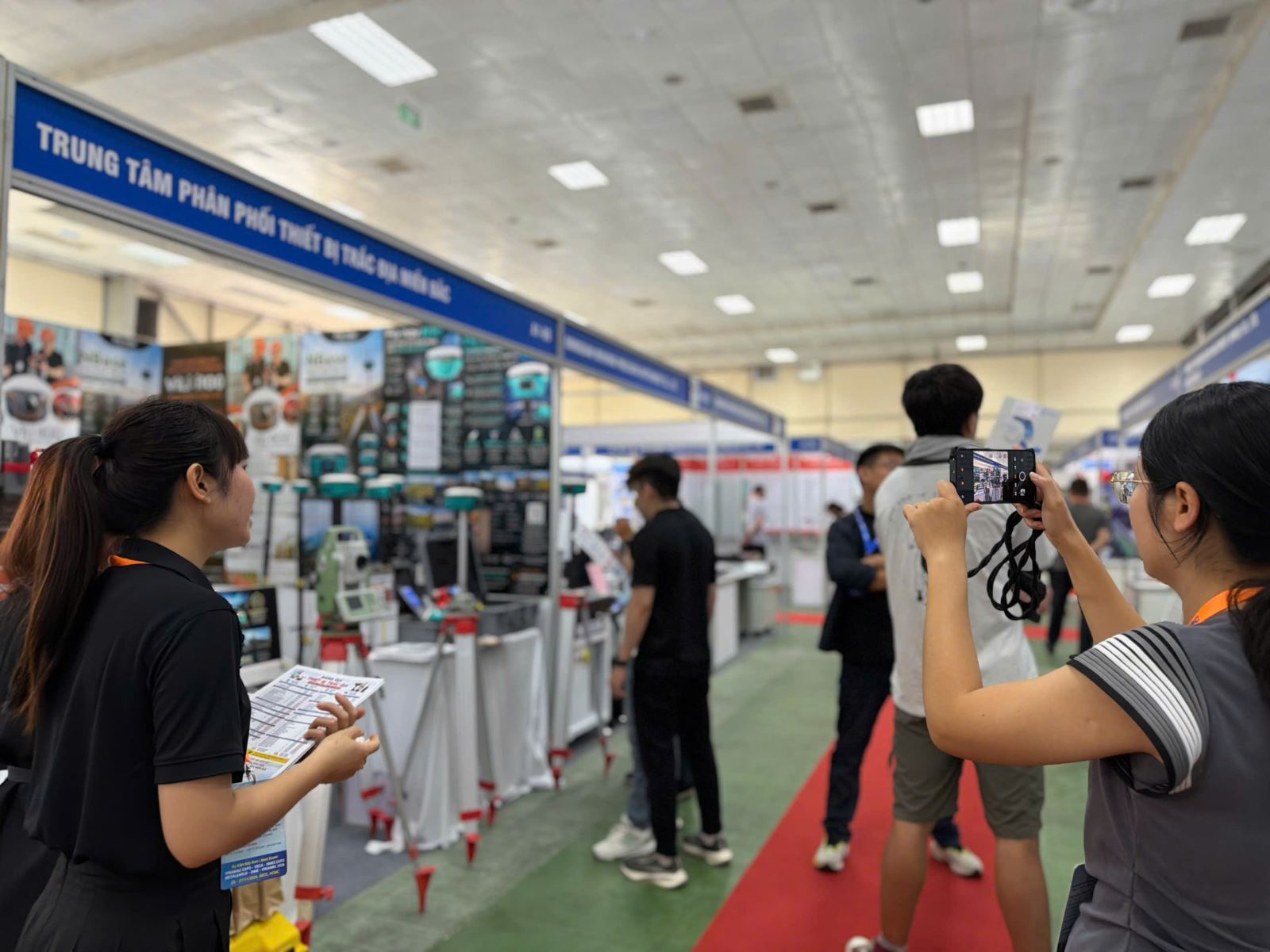 Khách tham quan gian hàng A1-88 FARNAV tại triển lãm VINAMAC EXPO 2026